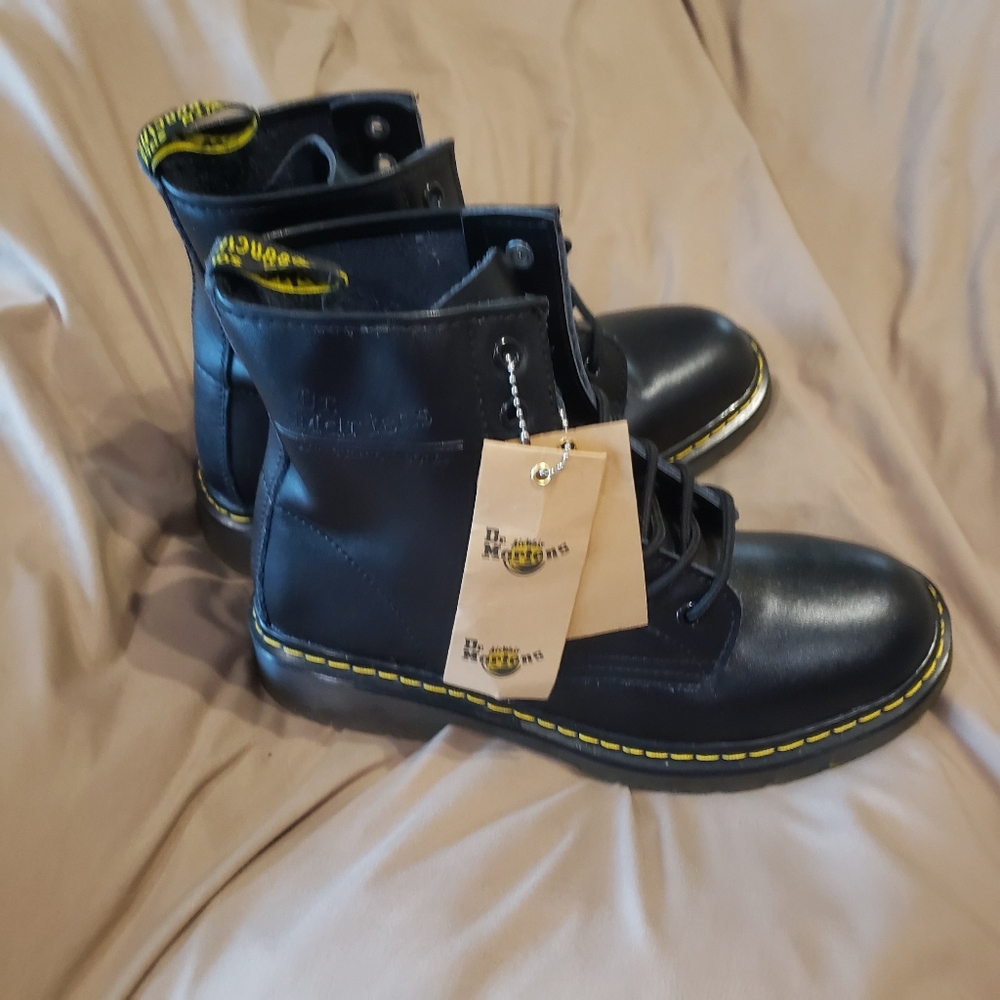 dr martens black original.boots US WOMENS 9 NWT
